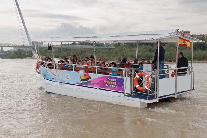 Barco en el Ebro con pasajeros