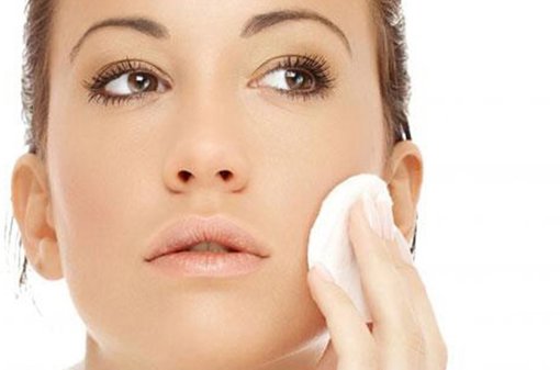 Desmaquillarse al acostarse y al levantarse 