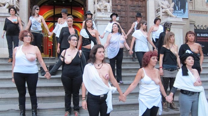 Protesta en rechazo de los recortes en sanidad y a los derechos de las mujeres