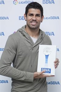 Diego Costa recibe el premio al mejor jugador del mes de septiembre