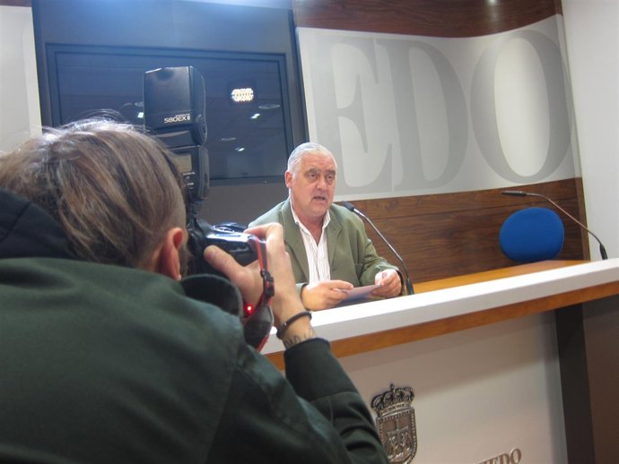 Llavona, siendo fotografiado, antes de la rueda de prensa. 