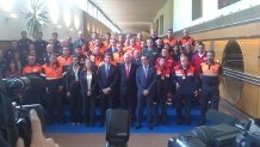 Entrega de placa de Mérito Civil a las asocaciones que ayudaron en Angrois