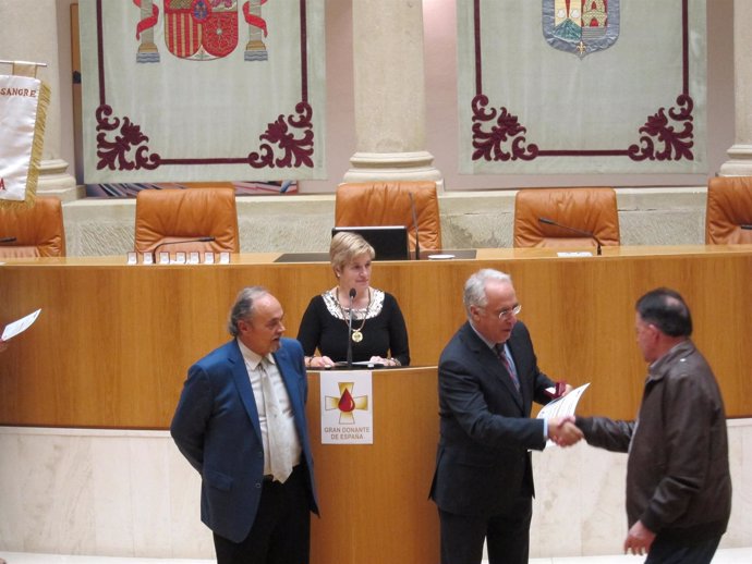 Ceniceros hace entrega de los diplomas a los 'Grandes Donantes de España'