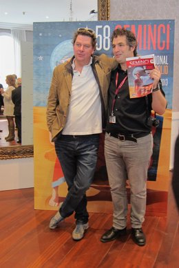 Diederick Ebbinge (izq) y Juan Taratuto celebran sus premios en Seminci