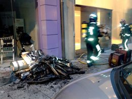 Bomberos trabajando en la extinción de un incendio en Pamplona