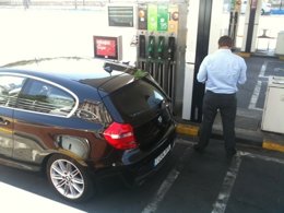 Repostando gasolina en una gasolinera