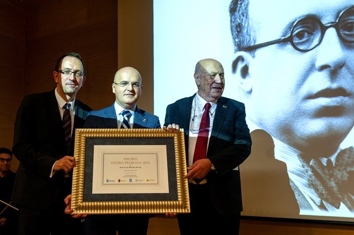 Méndez Ferrín recibe el Premio Otero Pedrayo