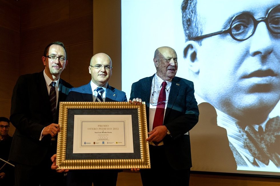 Méndez Ferrín recibe el Premio Otero Pedrayo