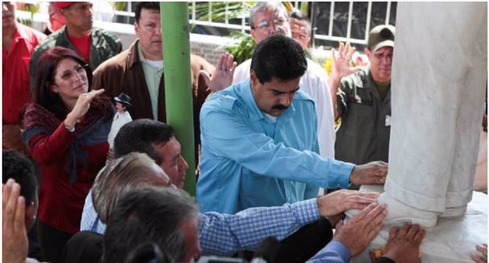 Maduro ante la estatua del 'santo de los pobres'