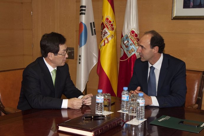 Diego se reúne con el embajador de Corea del Sur en España