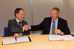 Lafuente y Barriendo en la firma del convenio