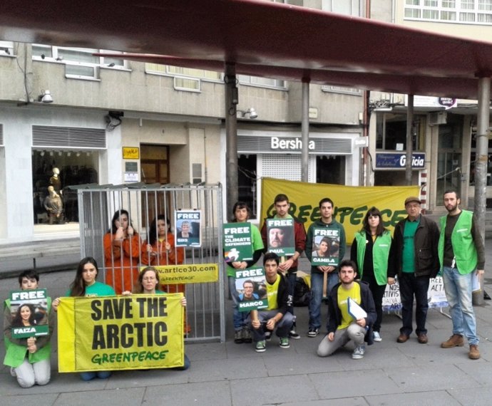 Activistas de Greenpeace en Santiago de Compostela