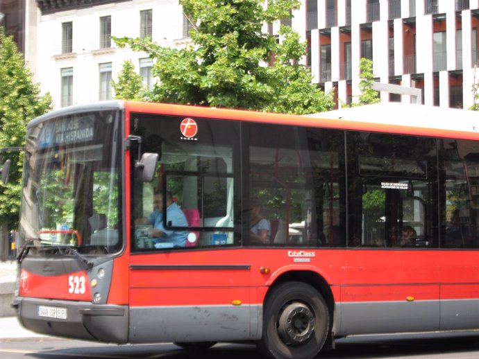 Un autobús urbano de Zaragoza en la Plaza de España de la ciudad