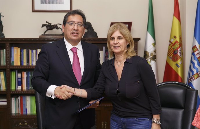 Antonio Pulido y María José García-Pelayo tras la firma del convenio