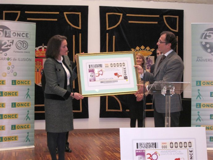 Ismael Pérez entrega a García Cirac un cupón a escala y enmarcado