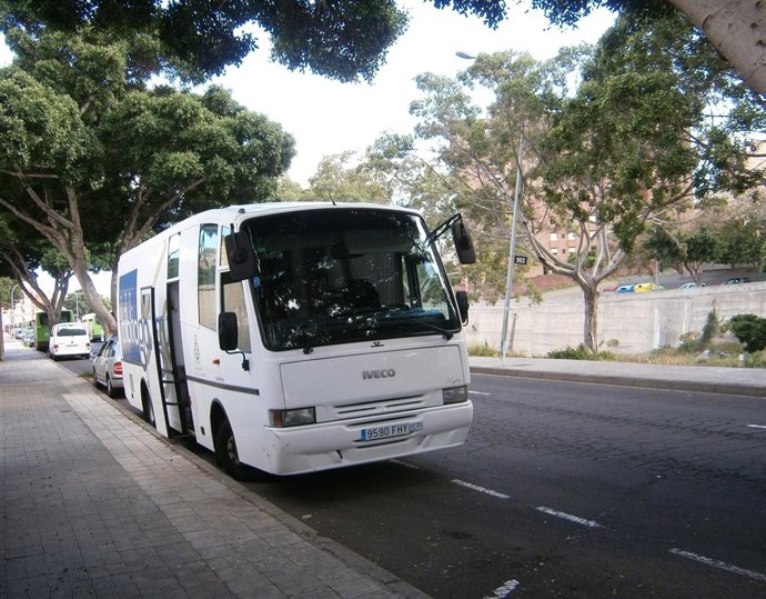 La Biblioguagua en el barrio de La Alegría   