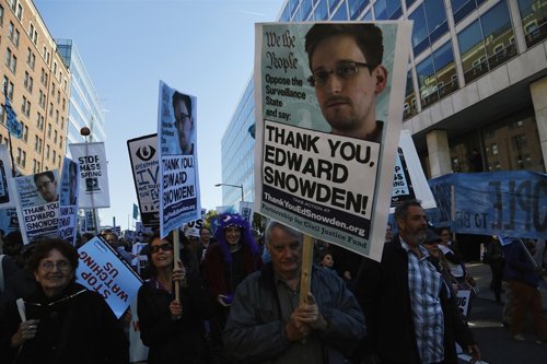 Manifestantes contra espionaje de la NSA  y a favor de Snowden
