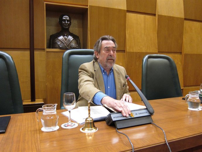 El alcalde de Zaragoza, Juan Alberto Belloch, en el pleno de este lunes.