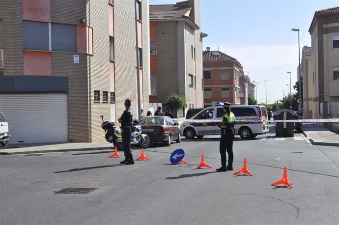 Efectivos policiales junto a la casa donde un hombre ha matado a su mujer e hijo