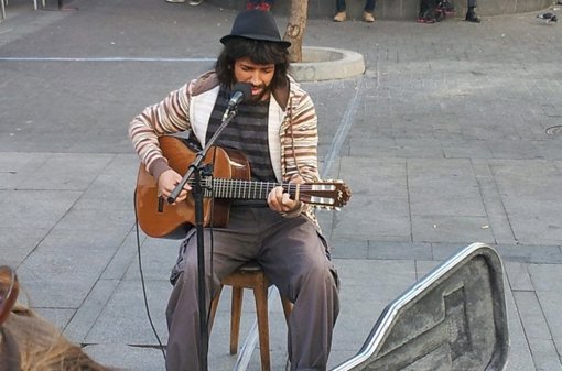 ¿Quién Es El Reconocido Cantante Que Se Ha Transformado En Vagabundo Por Un Día?