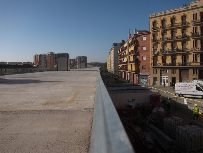 El 'cajón' ferroviario de Sants con la calle Antoni de Capmany a la derecha