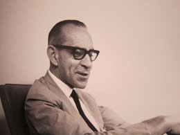 Salvador Espriu en la exposición del artista del CCCB