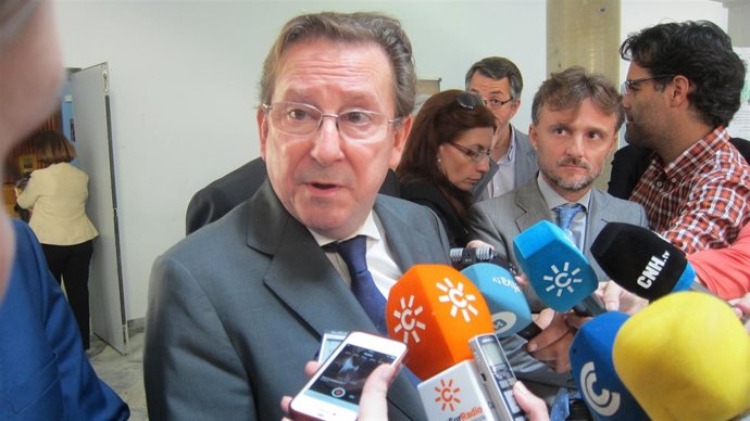 El consejero de Justicia de la Junta de Andalucía, Emilio De Llera, en Huelva.