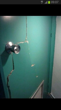 Puerta rota del CME Pablo Remacha de Zaragoza