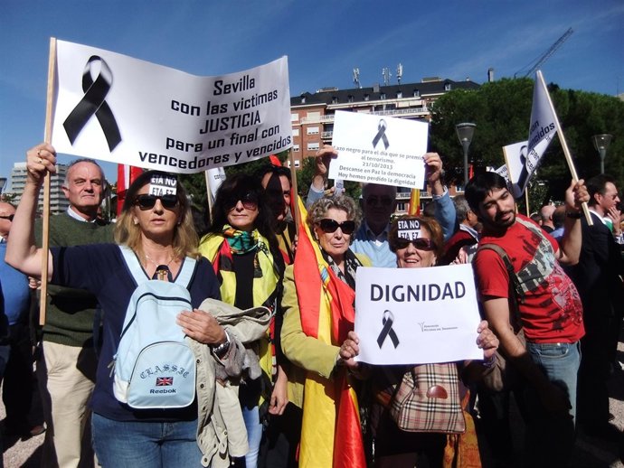 Concejales y simpatizantes del PP Alcalá de Guadaíra en la concentración. 