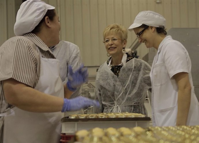 Elena Víboras visita Mantecados y Especialidades San Antonio, en Estepa.