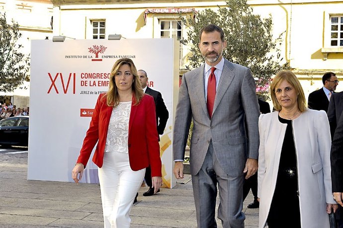 La presidenta de la Junta, junto al Príncipe, en las jornadas de Empresa Familia