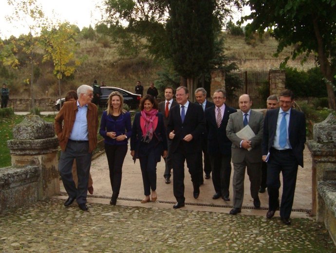 Las autoridades, en Pedraza antes de la firma. 