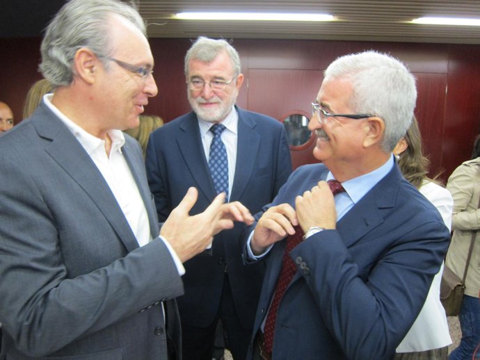 Jiménez Barrios (dcha.) habla con Juan Pablo Durán ante el rector de la UCO