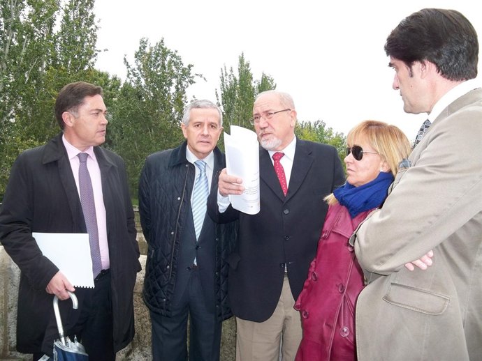 José Valín (centro) visita las obras de reducción del azud 