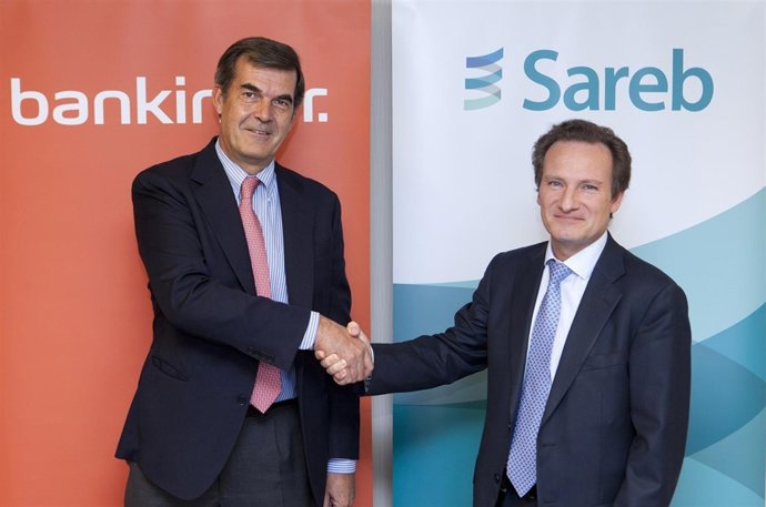 Fernando Moreno y Walter de Luna (Bankinter y Sareb) durante la firma