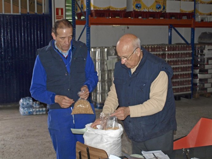 Voluntarios del Banco de Alimentos reparten los garbanzos