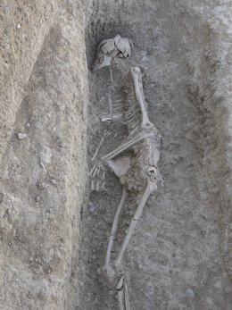 Uno de los enterramientos del cementerio medieval hallado en Cártama