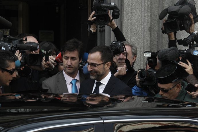 El embajador de EEUU, James Costos, da explicaciones sobre el espionaje