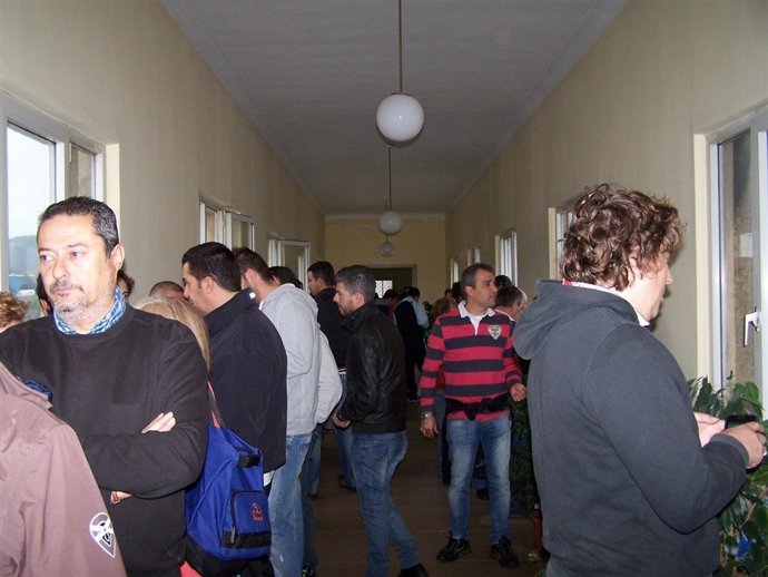 Encierro de los trabajadores de Sniace en las oficinas de la fábrica