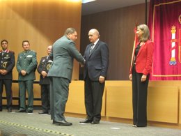 Jorge Fernández y Llanos de Luna entregando una condecoración a un agente