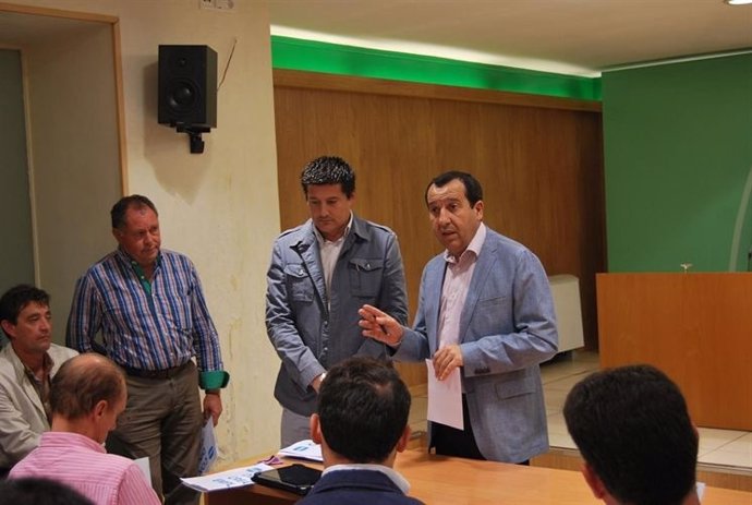 Ruiz Espejo se reune con los alcaldes del PP encerrados en la Junta