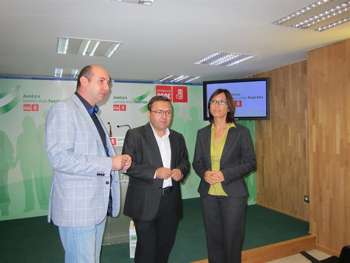 Francisco Conejo, Miguel Ángel Heredia y María Gámez en la sede del PSOE