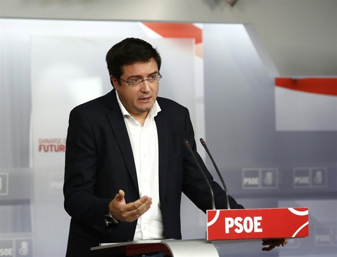 Óscar López en rueda de prensa en Ferraz