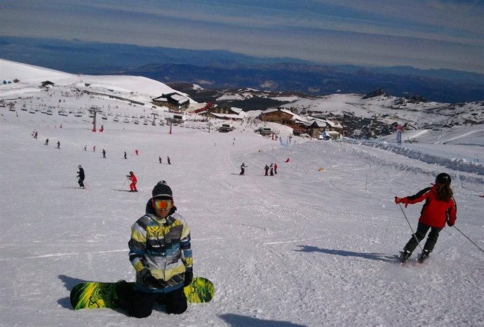 Esquiadores en Sierra Nevada