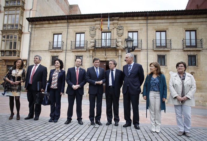 El presidente asturiano, consejeros y otros participantes en el Encuentro.