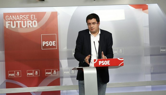 Óscar López en rueda de prensa en Ferraz