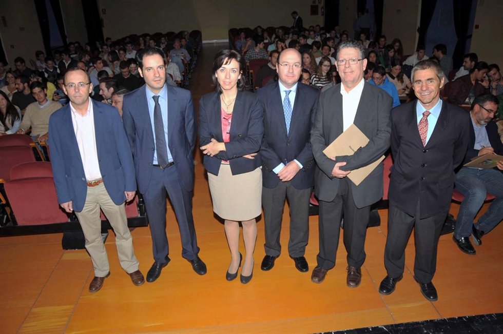 Ceballos y Navas (Centro) en la inauguración