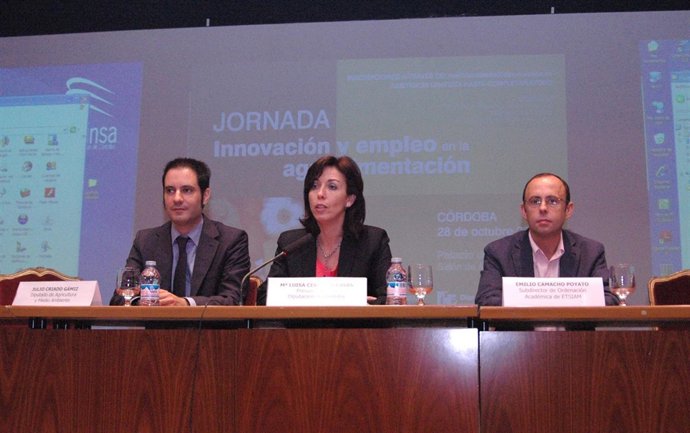 Ceballos, entre Criado y Camacho en el acto de entrega de premios