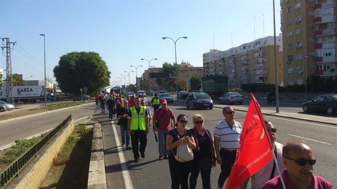 Marcha a pie de los trabajadoresde Mercasevilla.