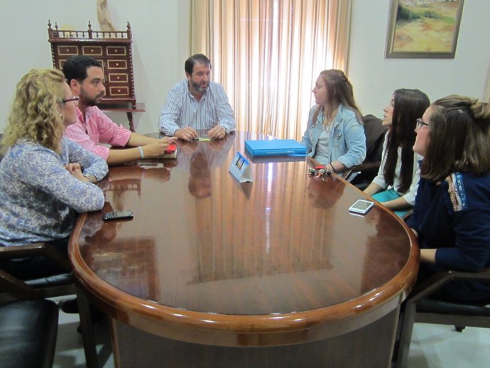 Reunión entre los jóvenes y el alcalde de Carmona de este lunes